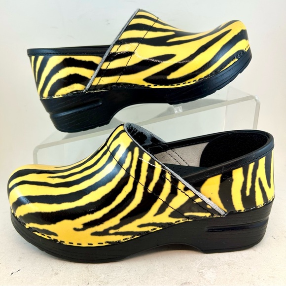 Dansko Yellow Black Zebra Tiger Striped Professional Stapled Clogs 36 5.5 6 FLAW - Picture 5 of 13